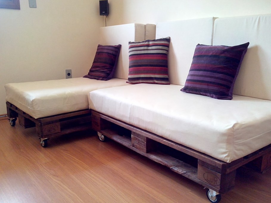 Диван из паллет черный