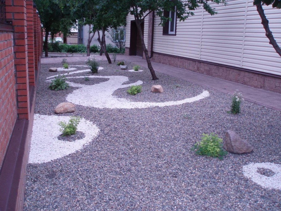 Мульчирование мраморной крошкой клумбы роз