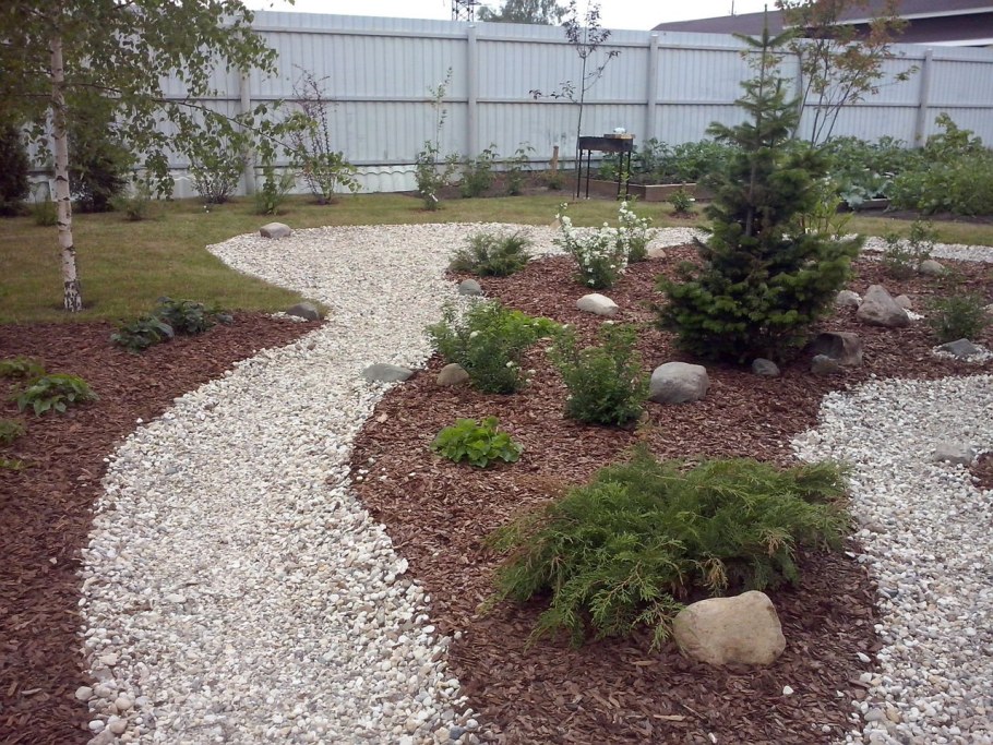 Мульчирование туи мраморной крошкой