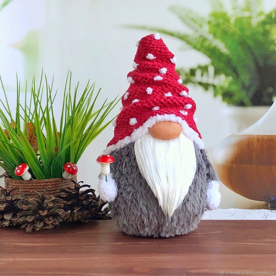 Новогодняя игрушка гномик