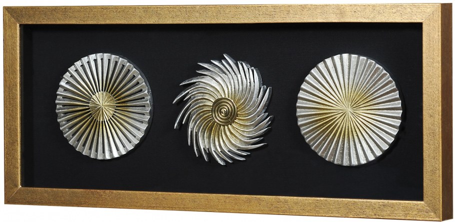 Настенные часы на стене