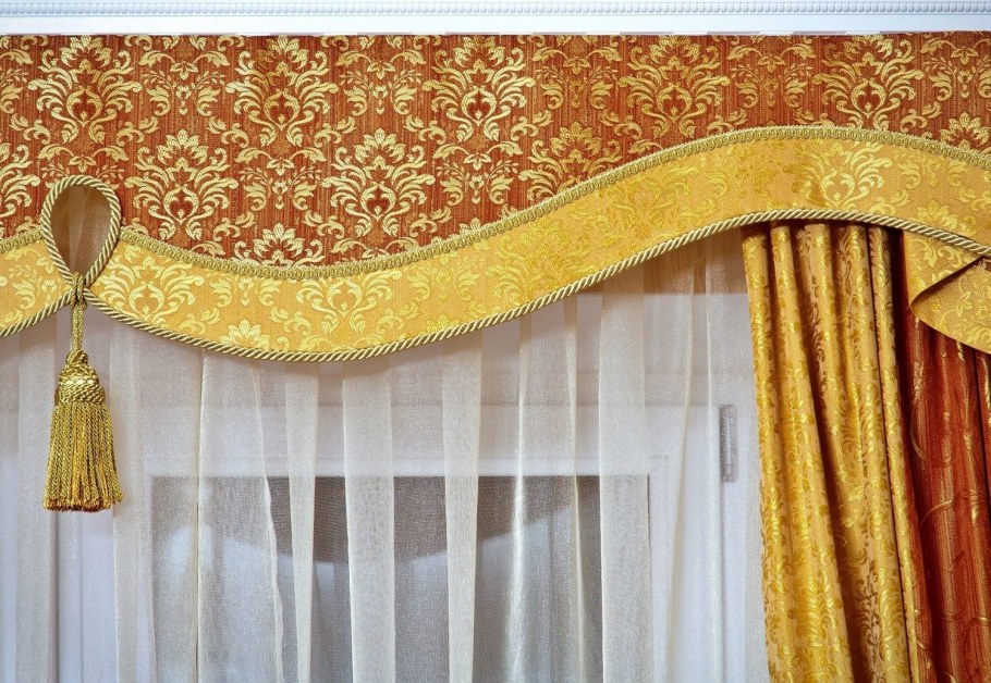 Жесткий ламбрекен