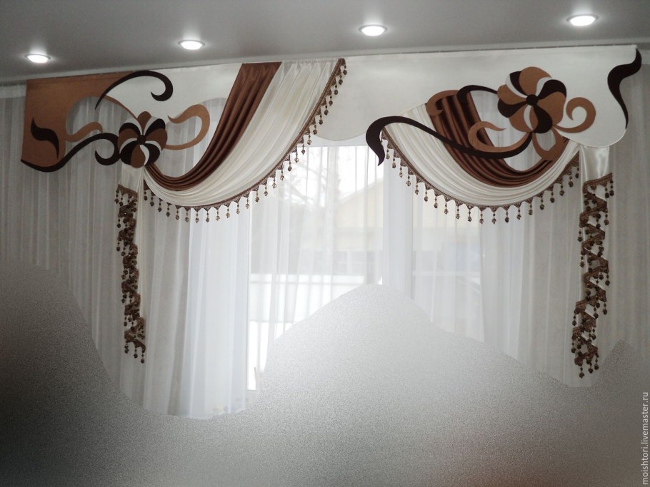 Жесткий ламбрекен для штор на кухню