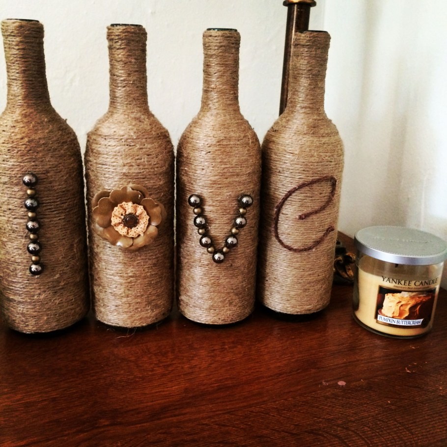 Бутылки украшенные джутом