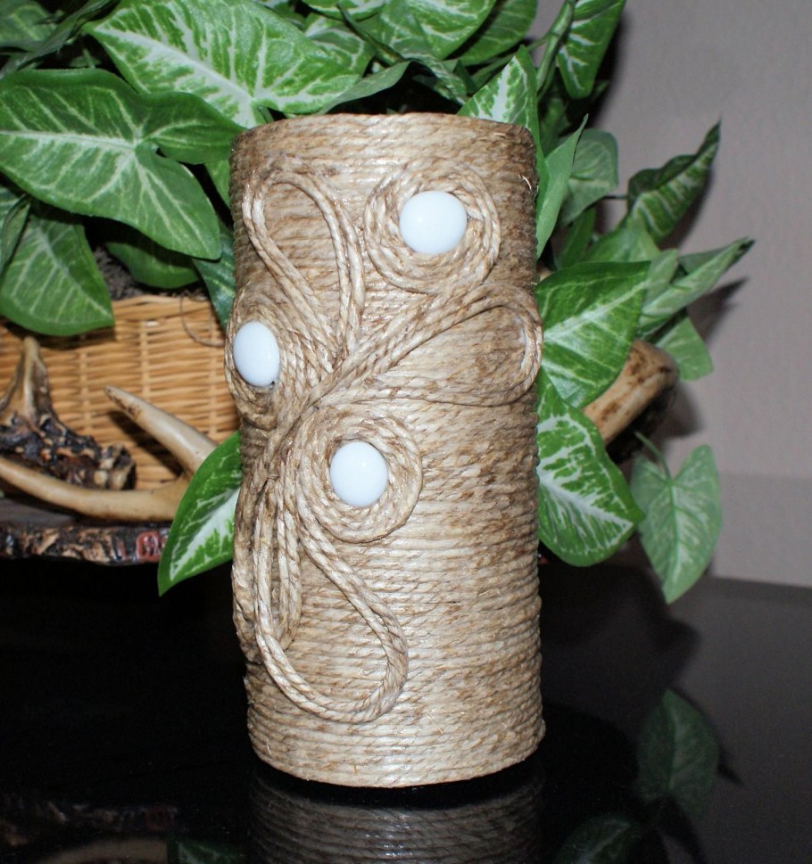 Декор стеклянной бутылки шпагатом