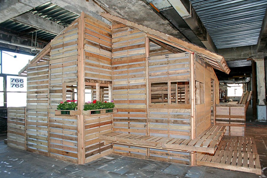 Дом из европоддонов