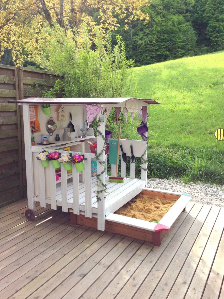 Домик из паллетов детский