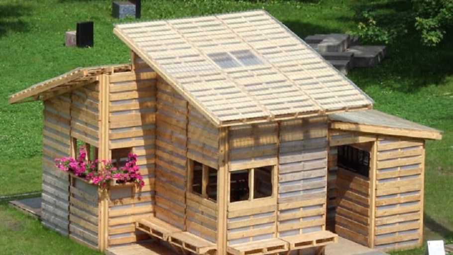 Домик из поддонов