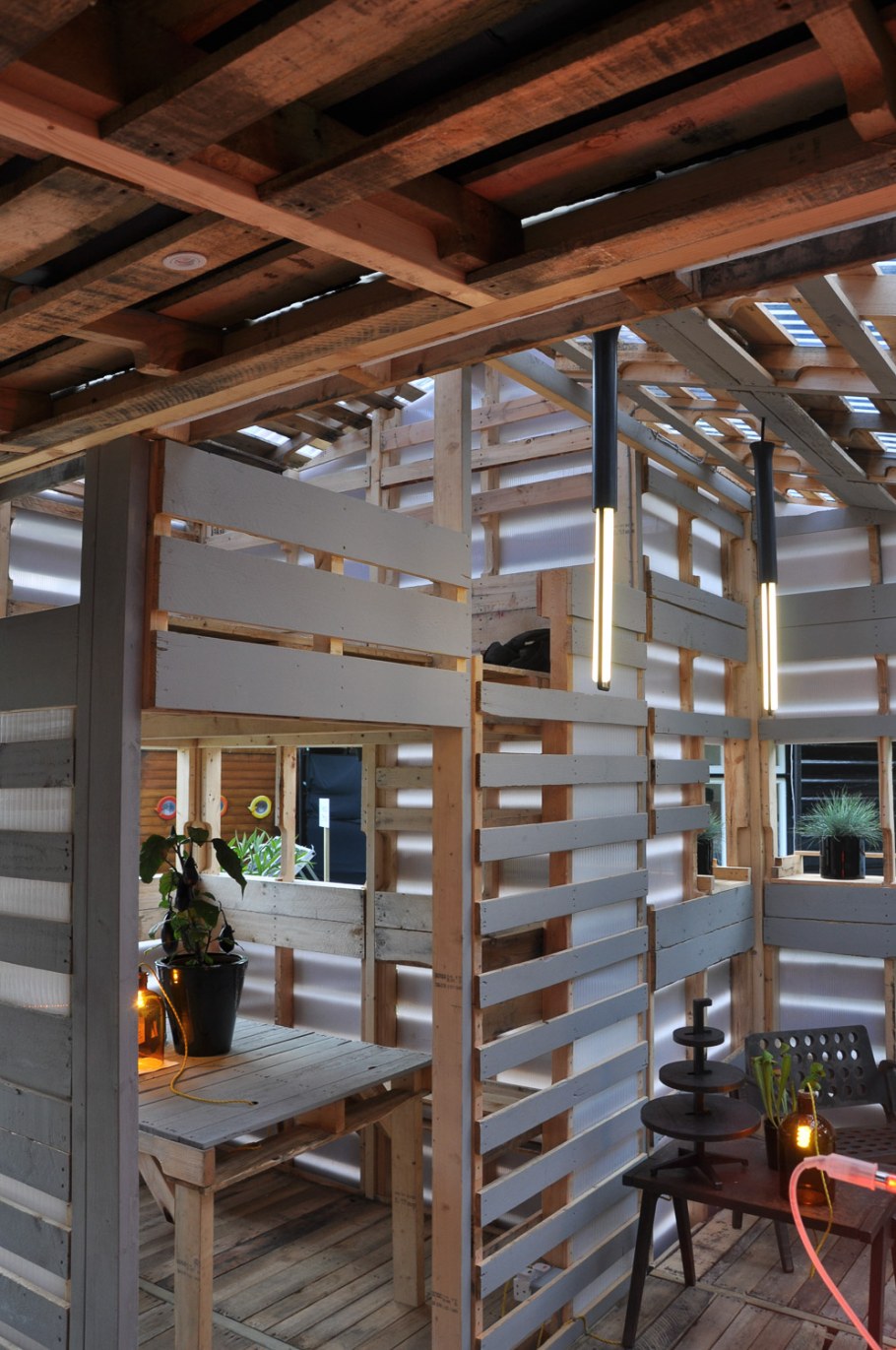 Домик из поддонов