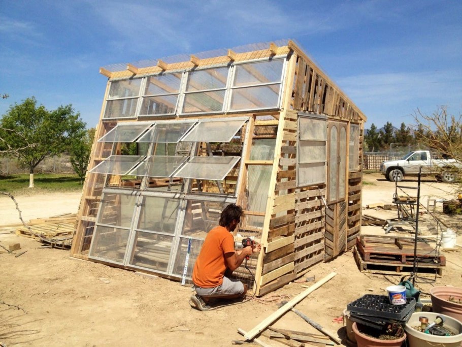 Домик из паллетов детский