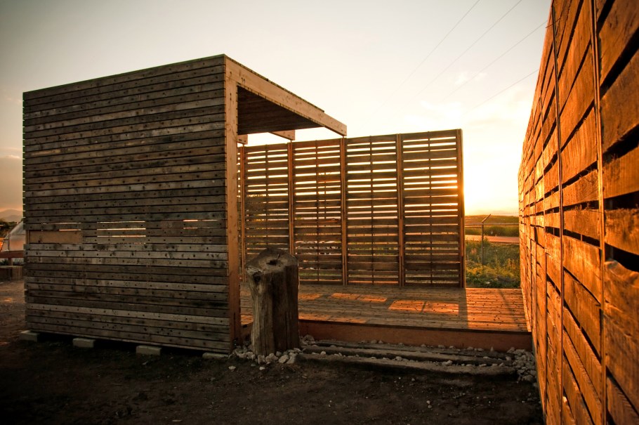 Домик из паллетов детский