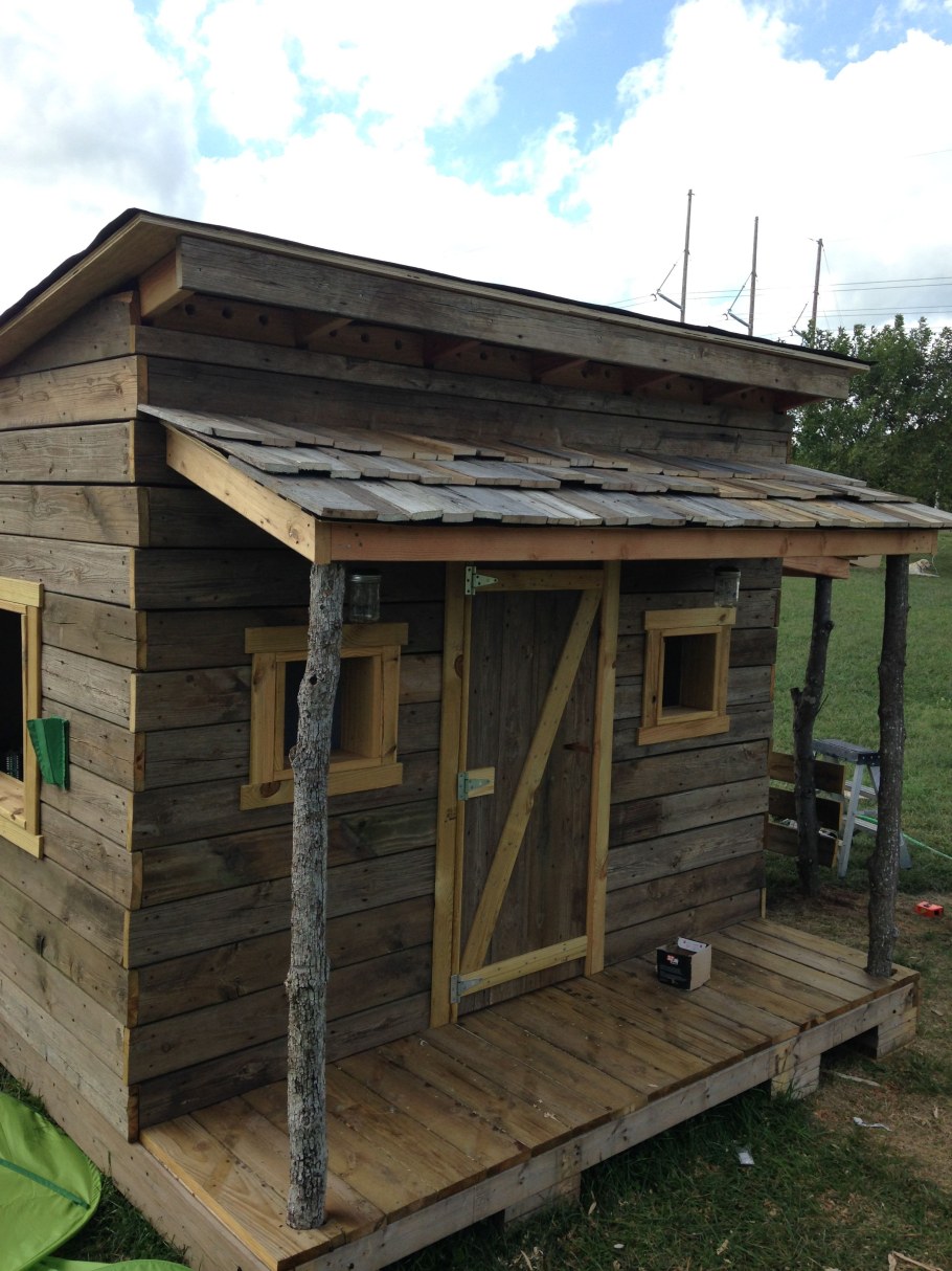 Домик небольшой из поддонов