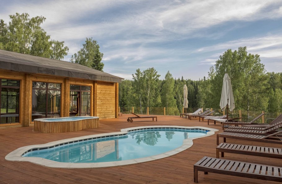 Лес арт Резорт бассейн на улице