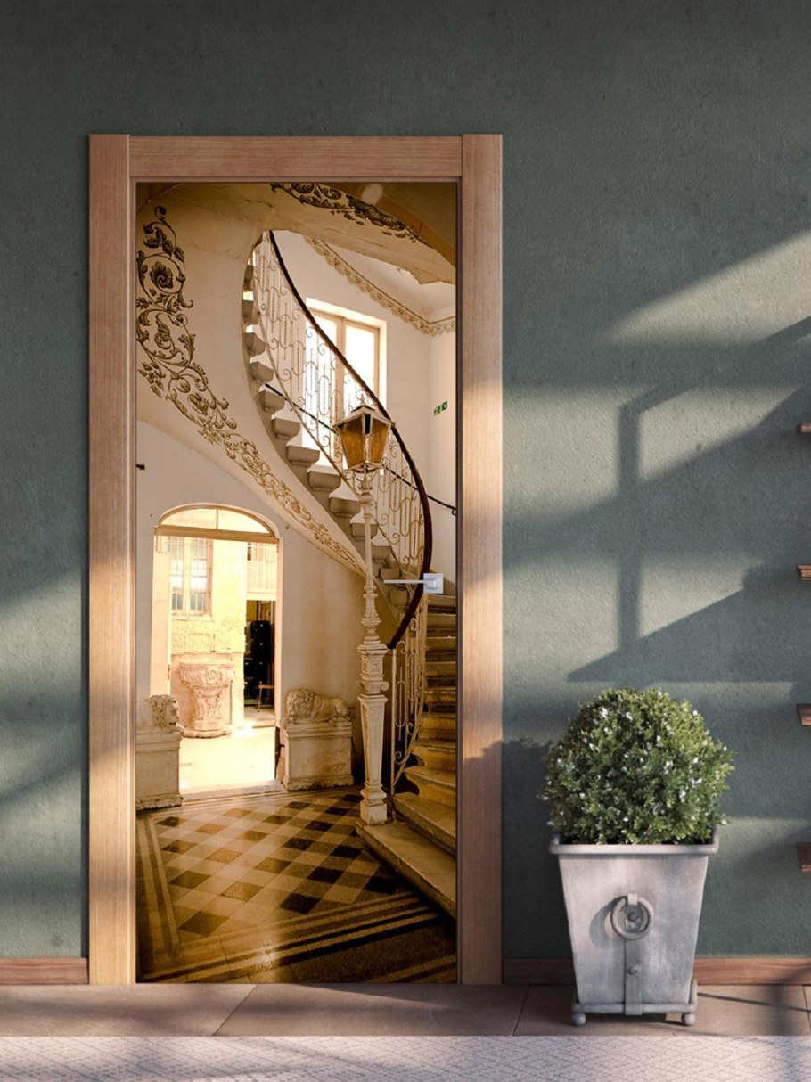 Дверь под лестницей