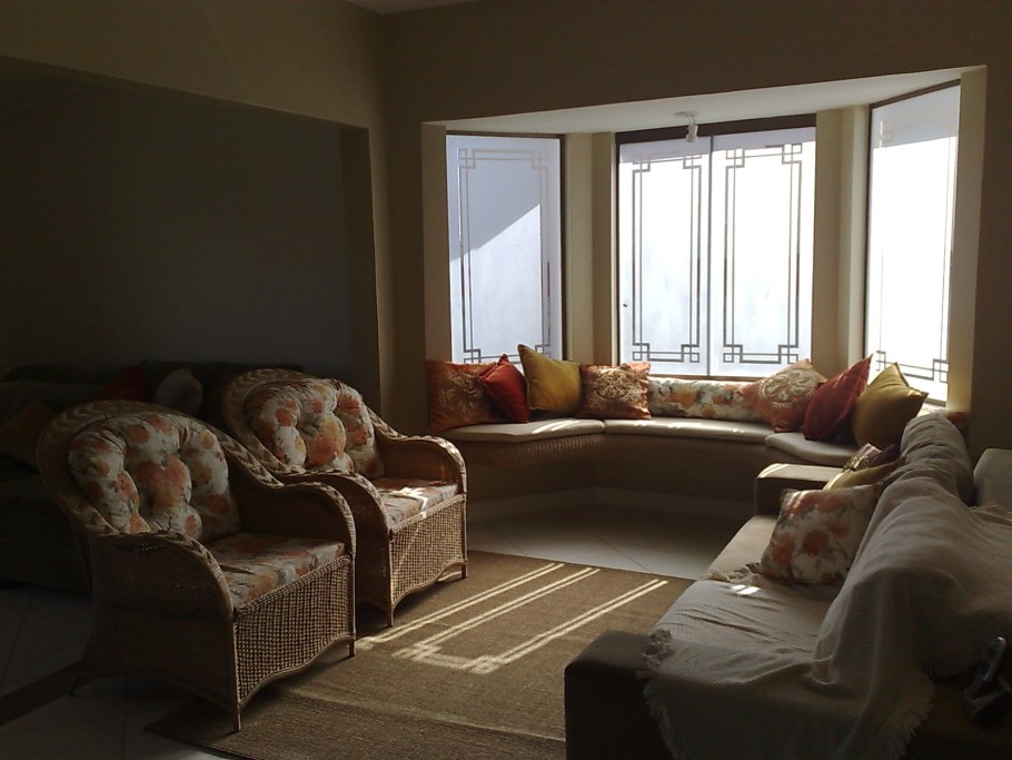 Диван в комнате с эркером