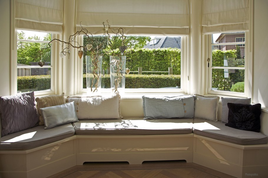 Диван в эркере гостиной