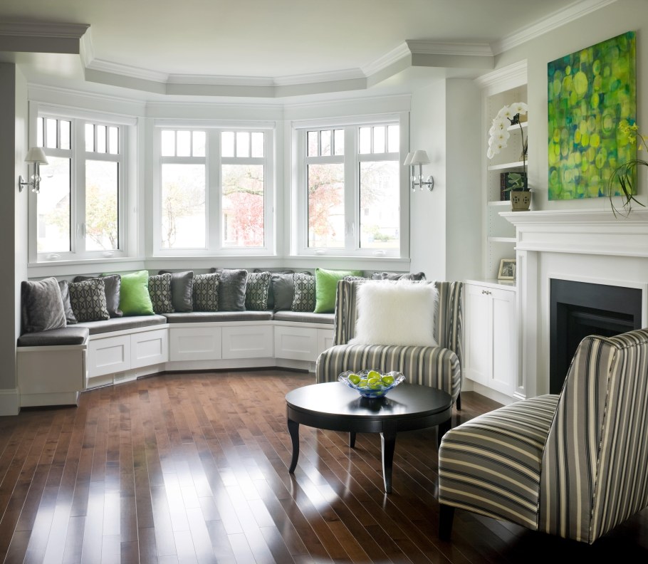 Диван в эркере гостиной