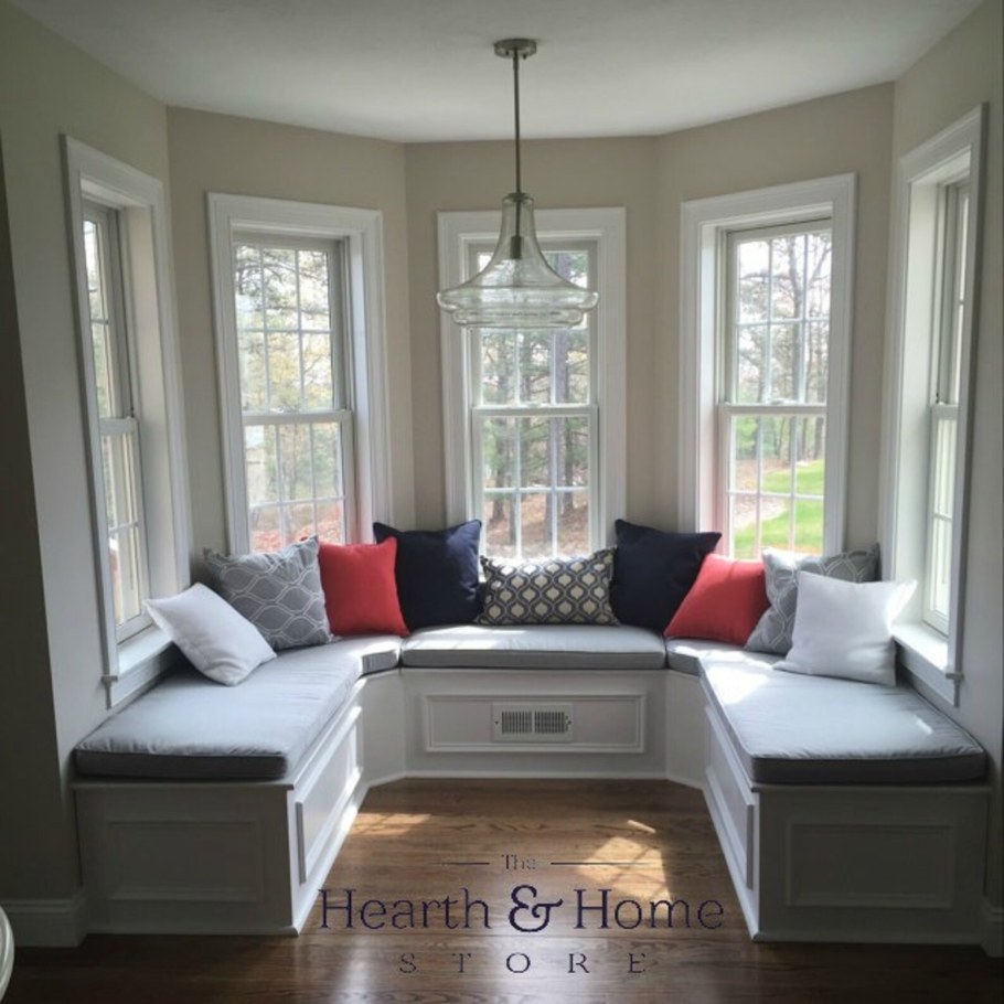 Диван в эркере гостиной