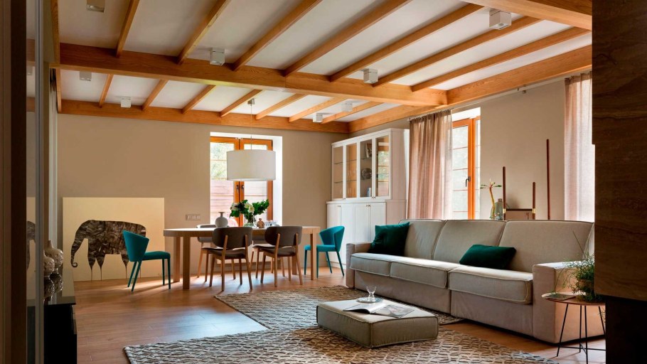 Потолочные балки в интерьере загородного дома
