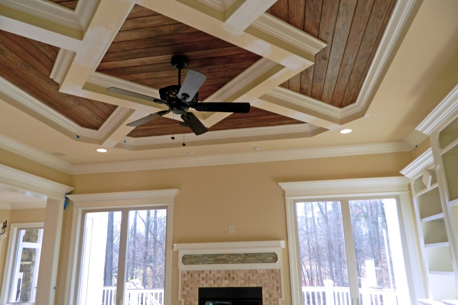 Потолок из гипсокартона в частном доме с балками