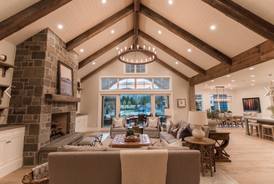 Гостиная без потолка под крышу