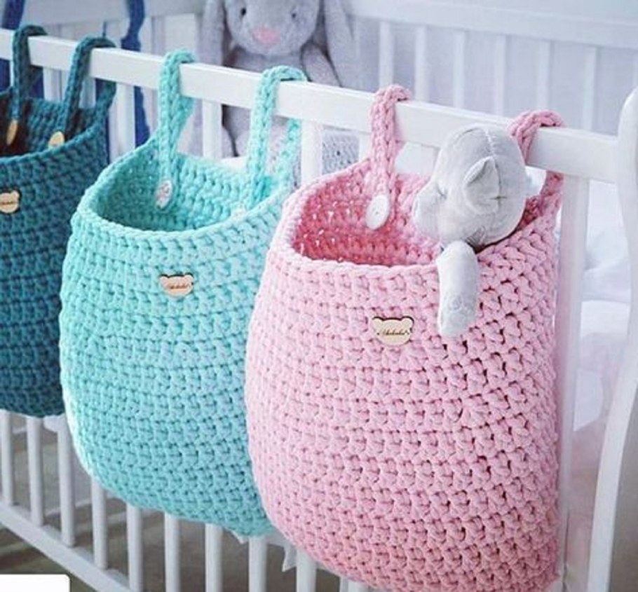 Вязаные корзинки на кроватку