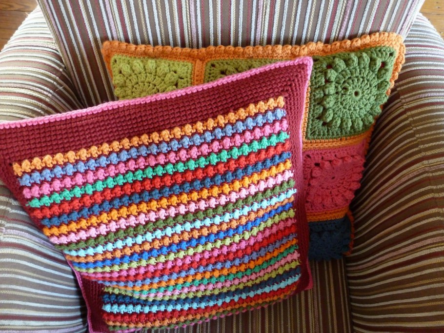 Вязаные подушки крючком