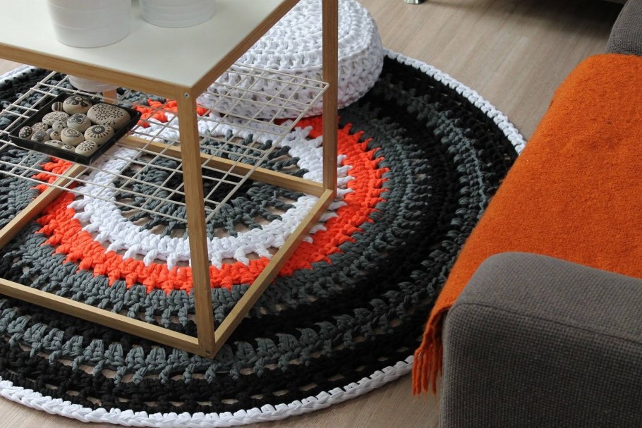 Ковер из трикотажной пряжи в интерьере