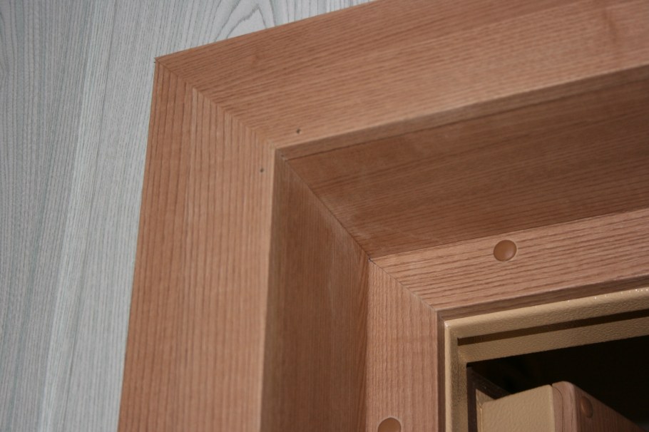 Обшивка ламинатом откосов входной двери