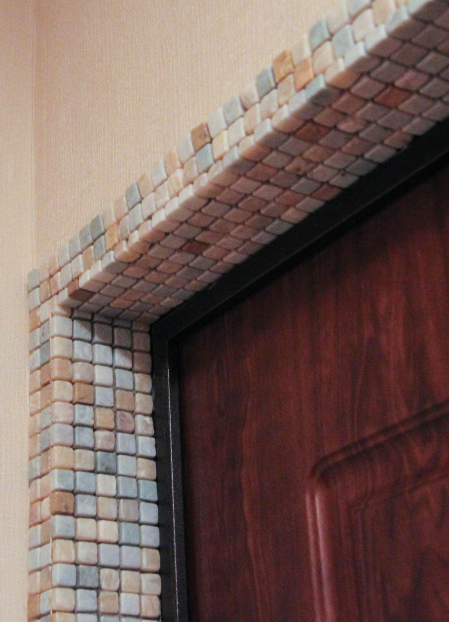 Отделка прихожей декоративным камнем