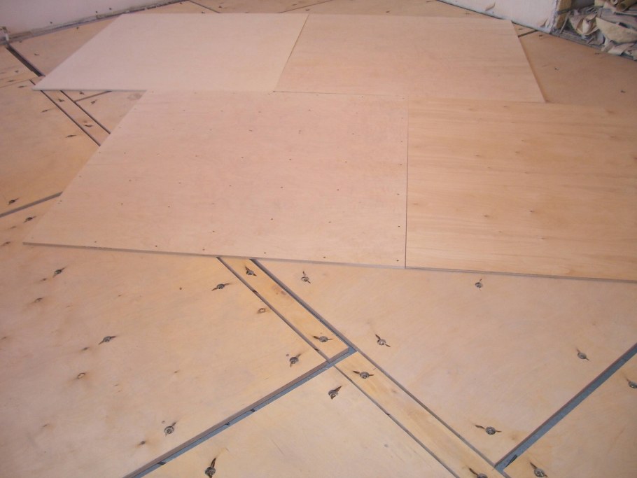 Разный пол в комнатах