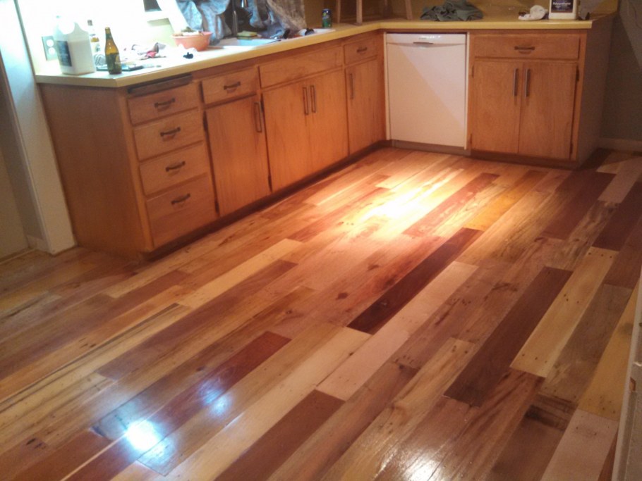 Пол из досок на кухне