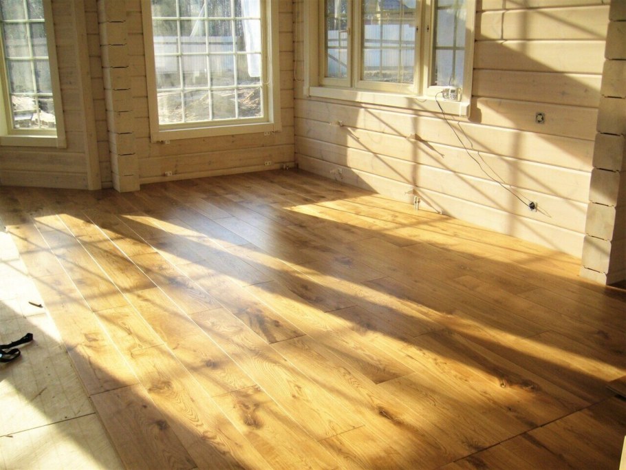 Плитка под дерево в интерьере кухни