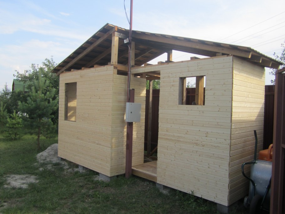 Каркасный туалет с душем для дачи