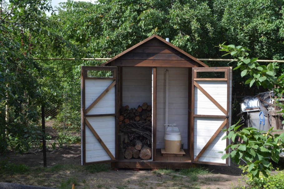 Дачный туалет с хозблоком