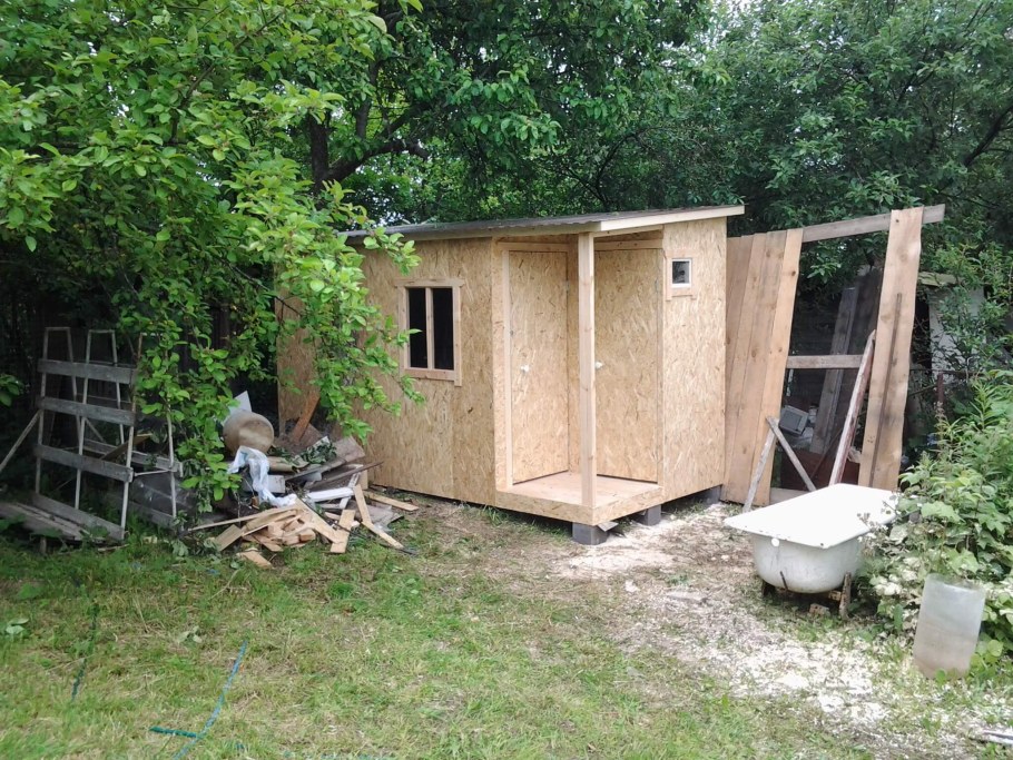Сарай с туалетом для дачи