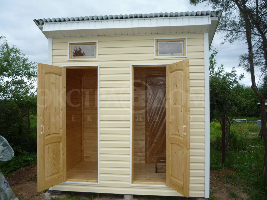 Туалет с душем из сайдинга