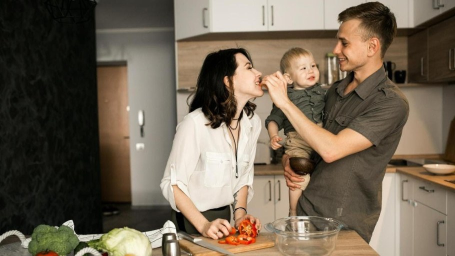 Счастливая семья на кухне