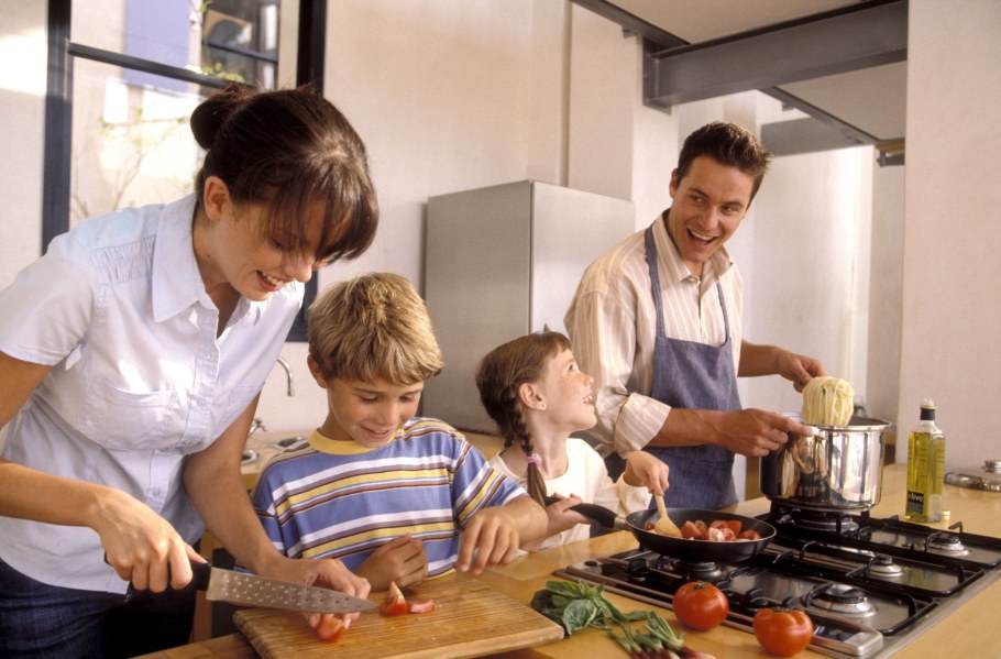 Счастливая семья на кухне