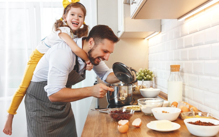 Счастливая семья на кухне