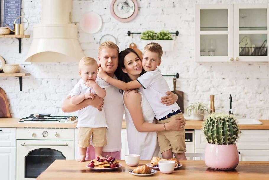 Фотосессия семьи на кухне