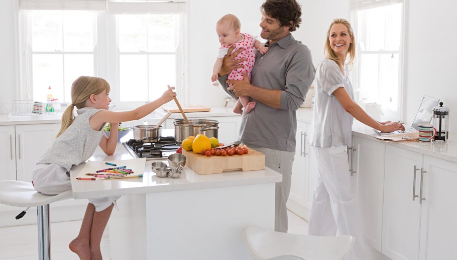 Семья на современной кухне