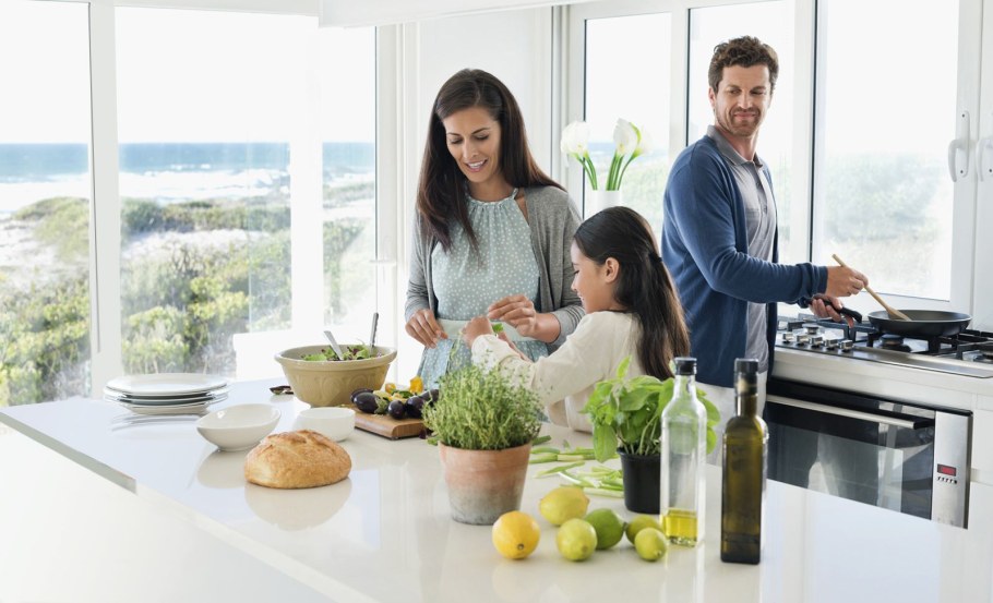 Семья ужинает на кухне