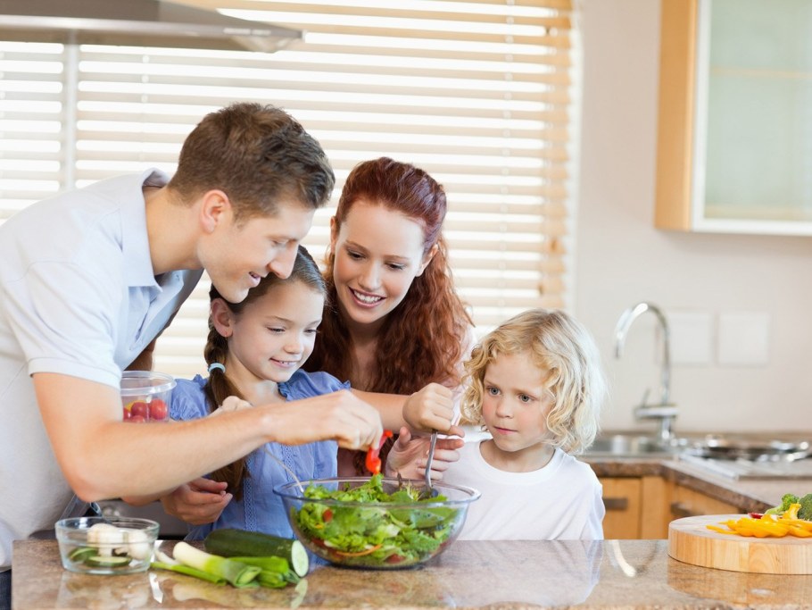 Семейная фотосессия на кухне