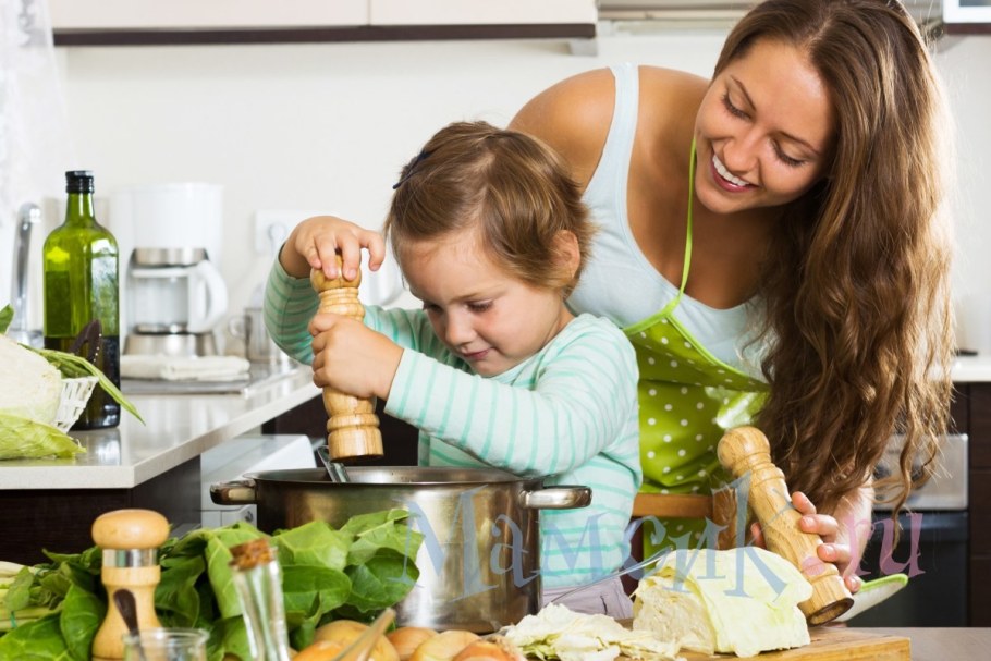 Радостные люди на кухне