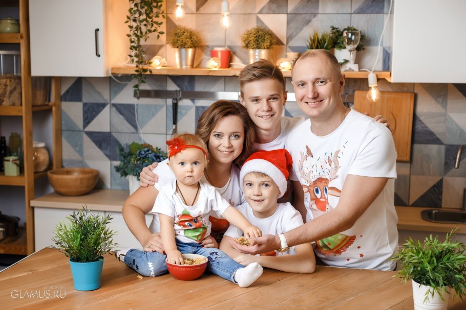 Семья за столом на кухне