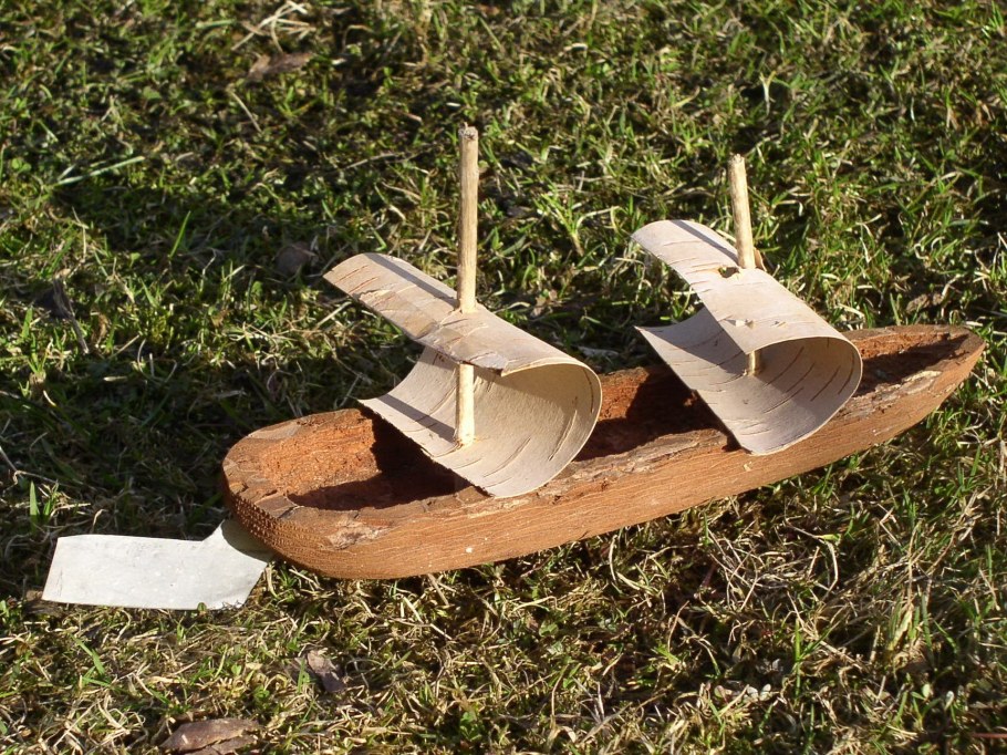 Кораблик из коры