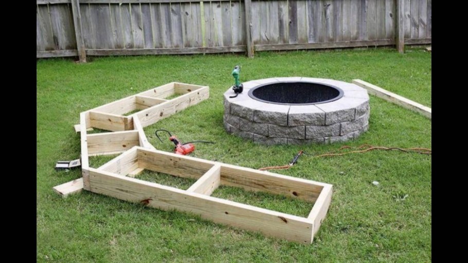 Скамейки у костра на даче