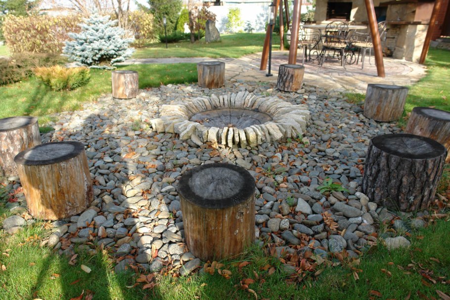 Кострище с бревнами