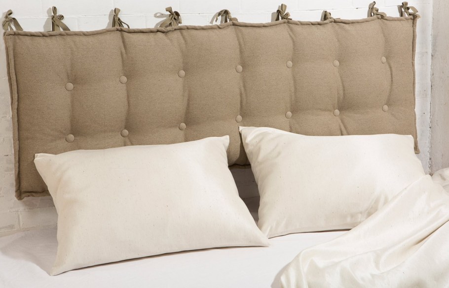 Подушка на спинку кровати